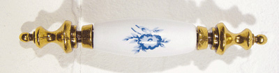 [F01B0142] Tirador D/3 Lancaster/blanco/flor Azul. Ceramica / Dorado. 3
